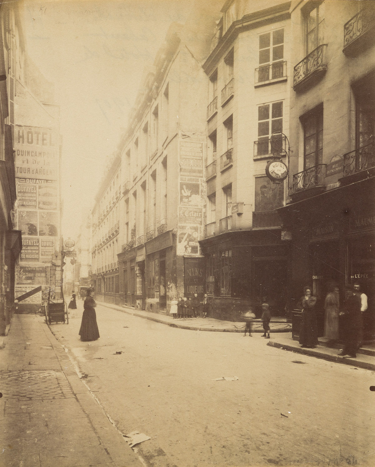 EUGÈNE ATGET (1857-1927) La Rue Quincampoix débouché de la Rue de Venise.